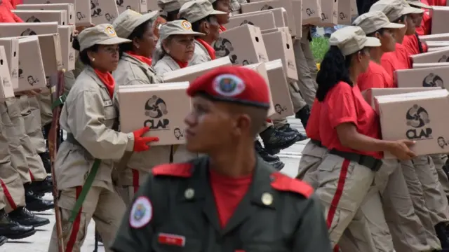 Militares com caixasmustang money casino gamepapelão Clap