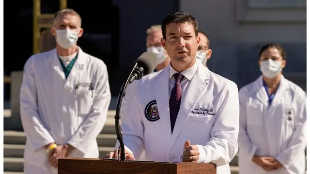 كونلي أثناء المؤتمر الصحفي