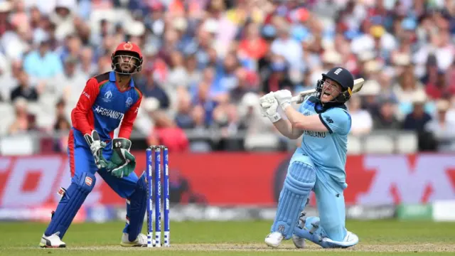 મોર્ગને 71 બોલમાં 17 સિક્સર સાથે 148 રન ફટકાર્યા હતા