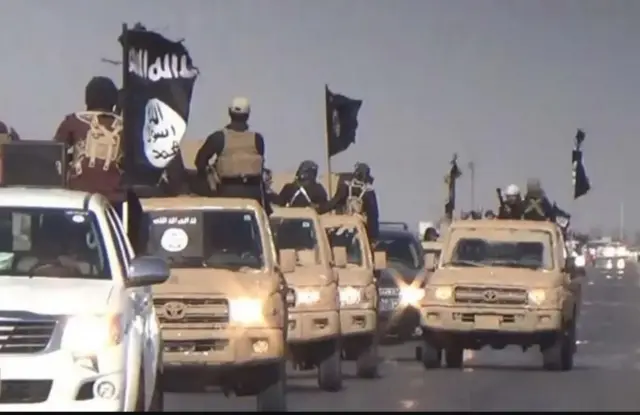 Sawirkan ayaa laga soo qaaday muuqaal la sheegay in lagu magacaabo Fiidyow dacaayad ah oo ay faafiyeendowladda Islaamiga ah.
