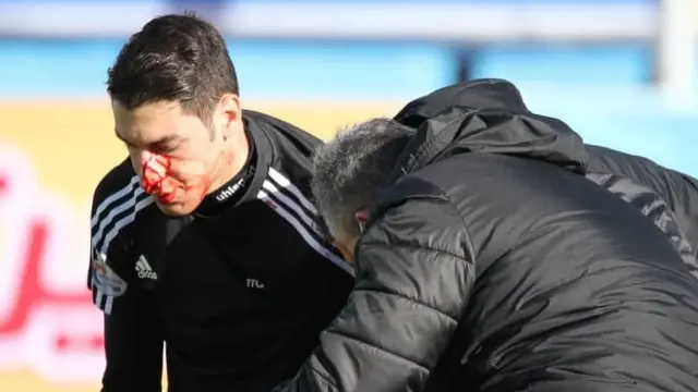 محمدرضا اخباری دروازه‌بان تراکتور مصدوم و به بیمارستان منتقل شد