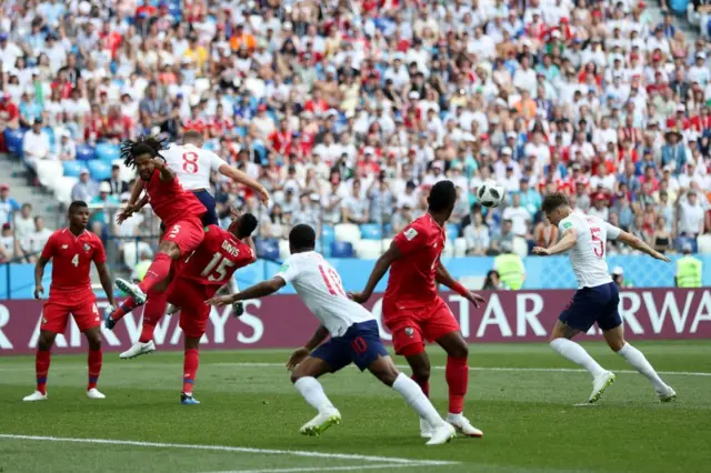 Stones remata completamente solo en el tercer gol de un tiro de esquina que Inglaterra anota en Rusia 2018.