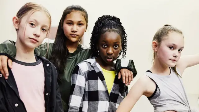 Niñas adolescentes con actitudes sarcásticas