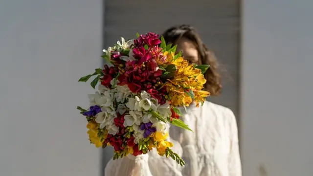 فتاة تمسك وردا