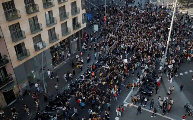 Manifestantes en la plaza Universidad de Barcelona