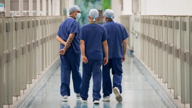 Grupo de médicos en el Chelsea and Westminster Hospital