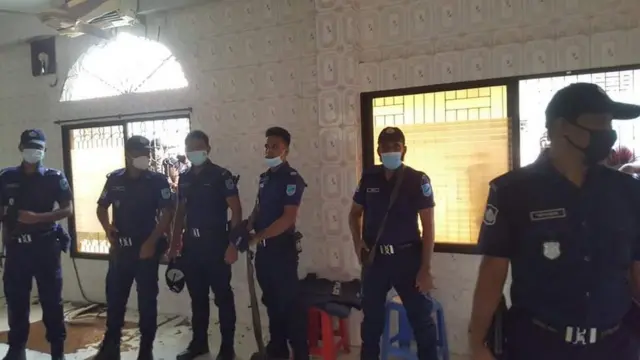 মসজিদের ভেতরে নিরাপত্তাবাহিনীর অবস্থান।