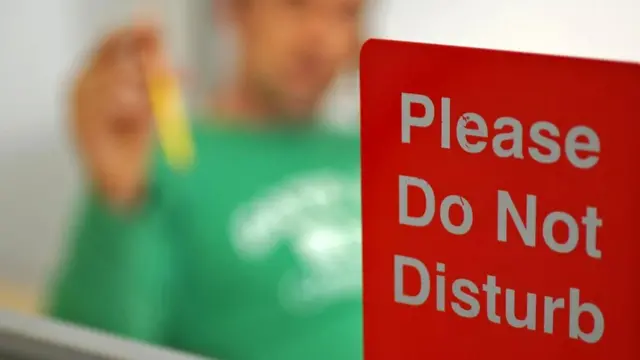 Почти 50% работающих в офисах открытой планировки жалуются на посторонние звуки, отвлекающие их