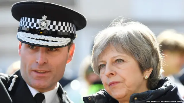 पुलिस अधिकारी के साथ टेरीज़ा मे