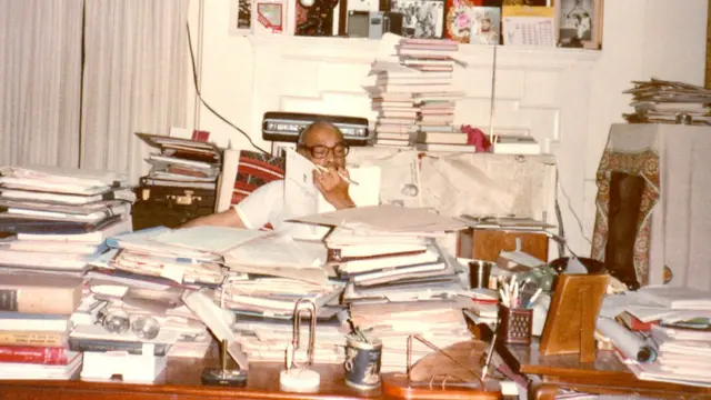 નરસિમ્હા રાવ પુસ્તકો અને દસ્તાવેજો વચ્ચે