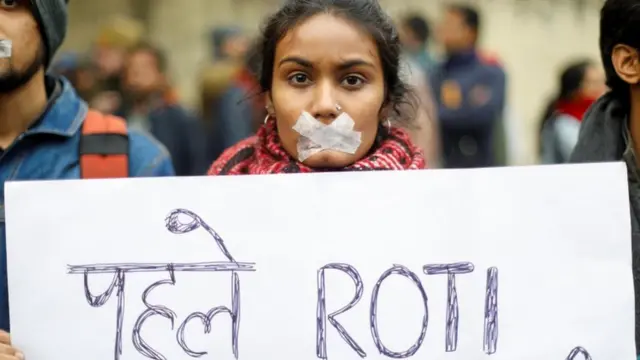 दिल्ली के जंतर-मंतर पर प्रदर्शन के दौरान एक युवती