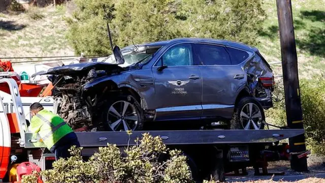 The damaged car of Tiger Woods is towed away
