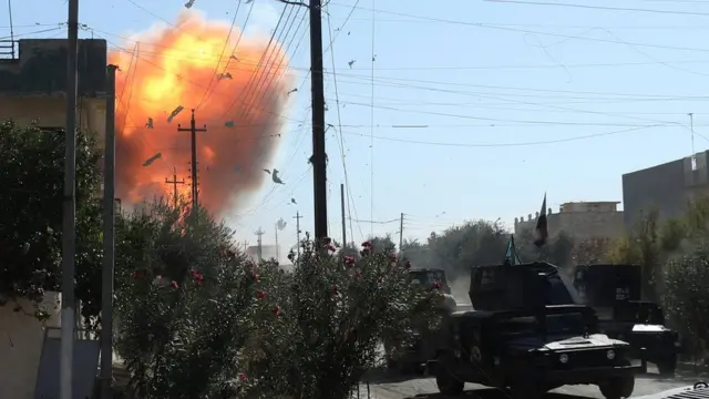 تفجير انتحاري في الموصل خلال اشتباكات بين القوات العراقية ومسلحي تنظيم الدولة الاسلامية