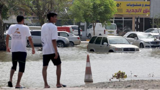 فيضانات الإمارات: سقوط قتلى والسلطات تنقذ المئات بعد هطول أمطار غزيرة - صور  - BBC News عربي