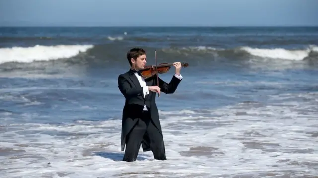 ਸਮੁੰਦਰ ਕਿਨਾਰੇ ਦਿ II ਮੇਰ ਵਾਇਲਿਨ ਵਜਾਉਂਦੇ ਹੋਏ ਸੰਗੀਤਕਾਰ ਥੋਰੇਨ ਫੇਰਗੂਸਨ
