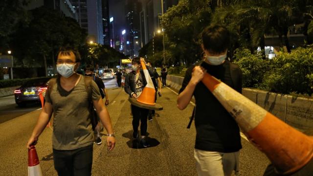 香港示威者堵塞道路的画面近期变成常态，有时候会引来市民反感。