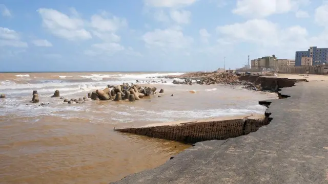 Обрушившаяся дорога на побережье
