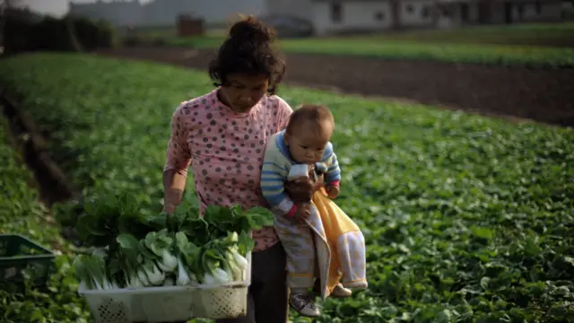 Mãe com bebêcashout pixbet o que éárea rural da China