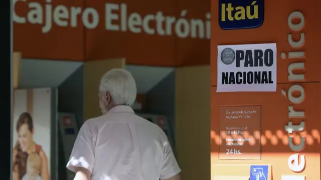 Bancos, transporte público y comercioes no prestaron servicios. Se sentía como un domingo.