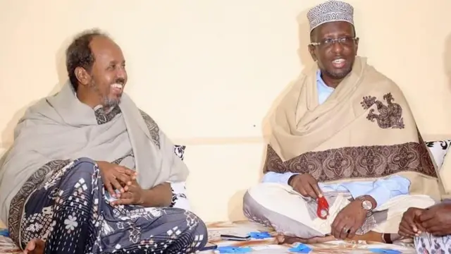 Madaxweyneyaal hore: Shariif Sheekh Axmed (midig) iyo Xasan Sheekh Maxamuud