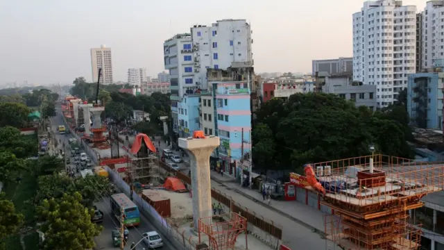 ঢাকায় মেট্রোরেলের কাজ চলছে।