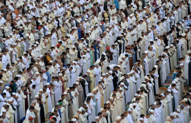 مصلون في خارج المسجد