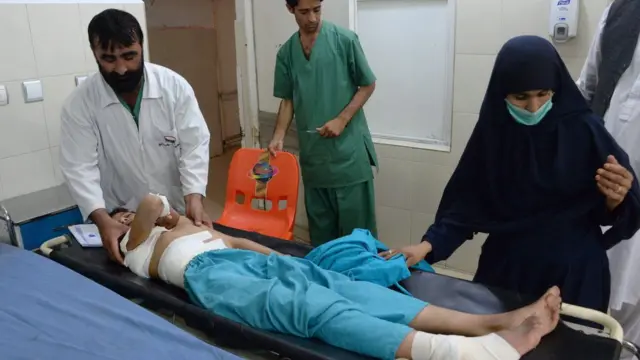 کودکی زخمی بر روی بستر در بیمارستانی