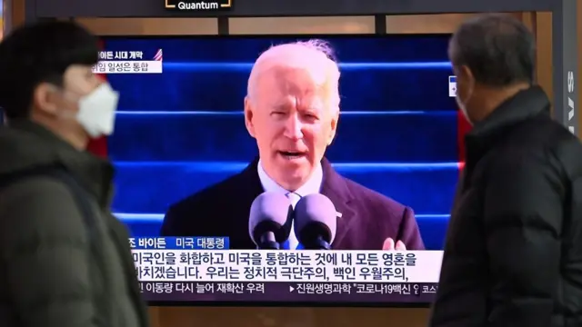 지난해 1월 서울역에서 조 바이든 미국 대통령 취임 관련 뉴스를 시청 중인 시민들
