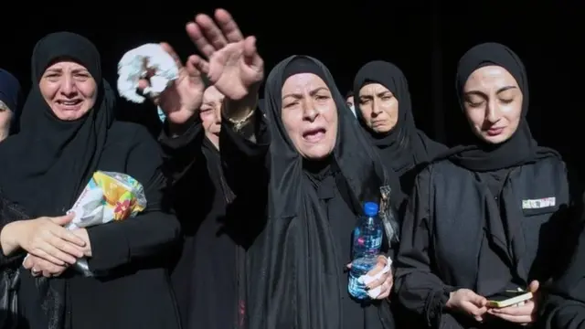 أنصار حزب الله بجوار نعوش ضحايا أعمال العنف في بيروت في اليوم السابق (15 أكتوبر / تشرين الأول 2021)