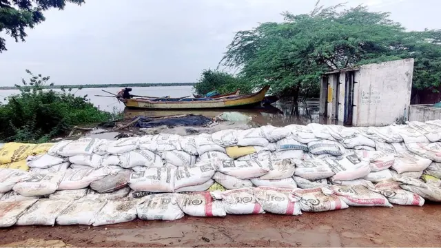 కోనసీలో ఏటి గట్లకు సమాంతర స్థాయిలో గోదావరి ప్రవాహం ఉండటంతో గట్లపై ఇలా ఇసుక బస్తాలు పేర్చారు
