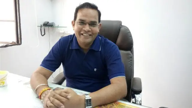 গুজরাট ইউনিভার্সিটির পলিটিক্যাল সায়েন্সের বিভাগীয় প্রধান প্রফেসর মুকেশ খটিক