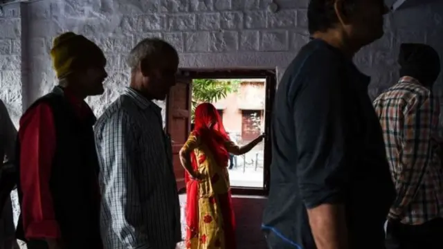 Raia wa India wakiwa kwenye chumba cha kupiga kura