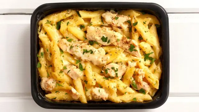 При разогревании пищи в пластиковой посуде токсичные фталаты могут расщепляться и попадать в еду