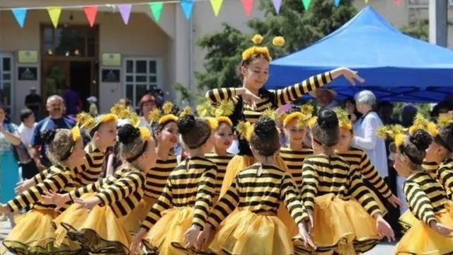 "Мамлекеттик жөлөкпулдар жөнүндө" мыйзамга быйыл июлда ошол кездеги президент Алмазбек Атамбаев кол койгон. Документ 2018-жылдын 1-январынан тартып күчүнө кирмек. Анда жаңы төрөлгөн бардык ымыркайларга 4 миң сомдон сүйүнчү, үч жашка чейинки балдарга ай сайын 700 сомдон берүү каралган