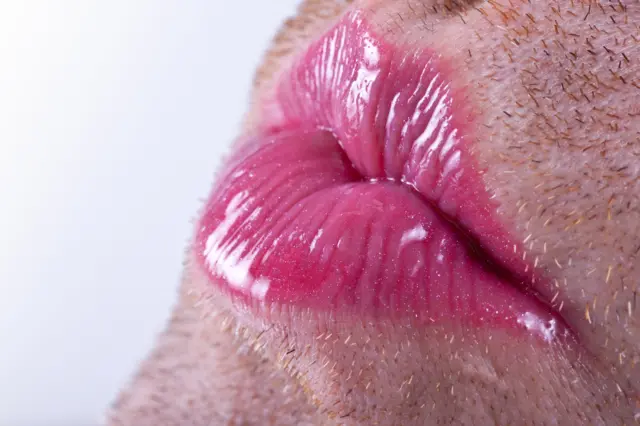 Накрашенные губы на щетинистом лице