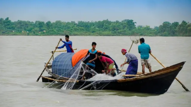 ছোট নদী বা বিলে সারাদিন ধরে নৌকায় চড়ে মাছ ধরেন জেলেরা।