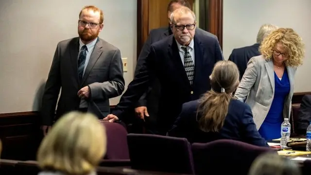Travis y Gregory McMichael en el tribunal