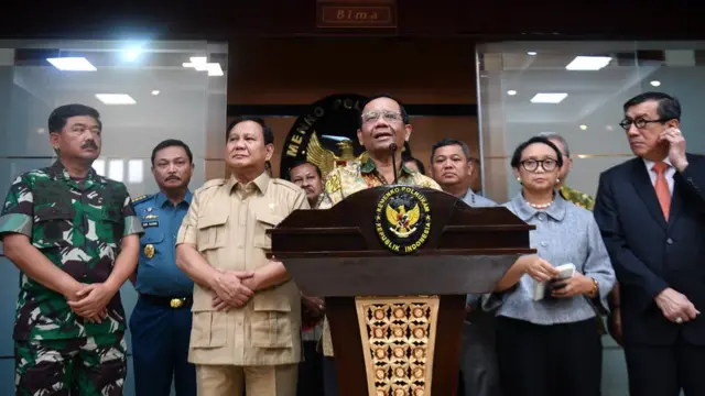 Menko Polhukam Mahfud MD (tengah) didampingi (kiri ke kanan) Panglima TNI Marsekal TNI Hadi Tjahjanto, KSAL Laksamana TNI Siwi Sukma Adji, Menhan Prabowo Subianto, Kepala Bakamla Laksdya Bakamla A Taufiq R, Menlu Retno Marsudi dan Menkum HAM Yasonna H Laoly menyampaikan konferensi pers terkait kasus Natuna di Kemenko Polhukam, Jakarta, Jumat (03/01/2020).