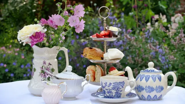 Стол в саду, накрытый к чаю