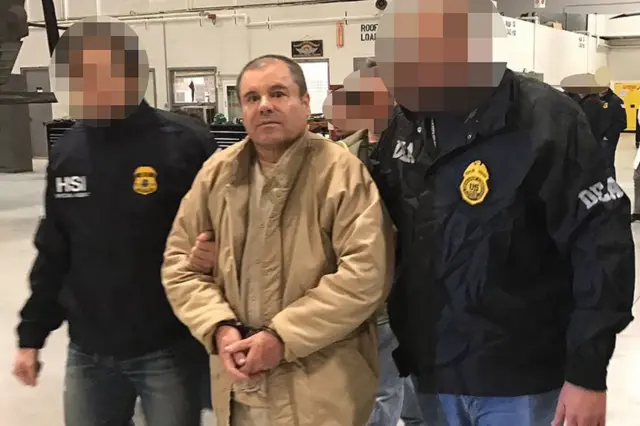 El Chapo chega aos EUA escoltado por policiais