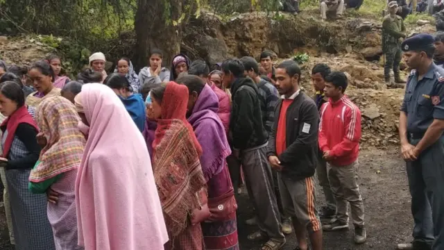 অপেক্ষায় আটকে পড়া শ্রমিকদের উদ্বিগ্ন স্বজনেরা।
