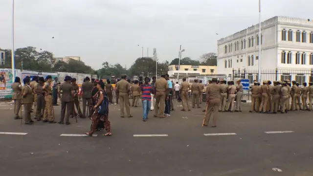 சென்னை மெரீனாவில் ஜல்லிக்கட்டு போராட்டக்காரர்களை கலைத்த போலிசார் (புகைப்படத் தொகுப்பு)