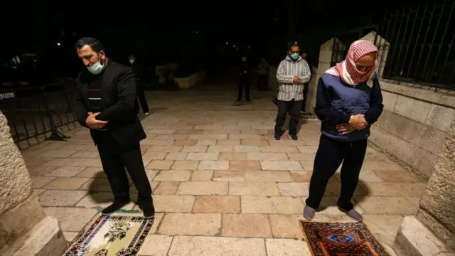 Wasu Falasdinawa da ke sallar Tarawih a kofar Asbat wajen masallacin Aqsa cikin watan Ramadana a birnin Jerusalem a ranar 26 ga watan Afrilu 2020.