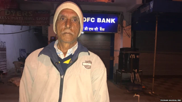 राम सिंह ठाकुर बीस साल से चौकीदारी का काम कर रहे हैं.