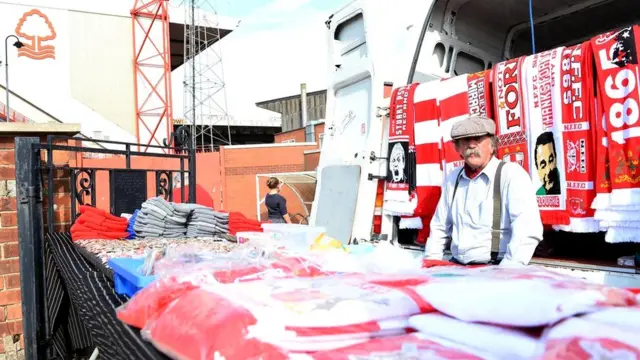 На продаже атрибутики клубы зарабатывают очень много