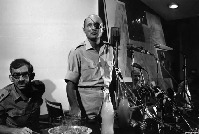 छह दिन की लड़ाई के दौरान प्रेस कॉन्फ्रेन्स को संबोधित करते मोशे दायान.