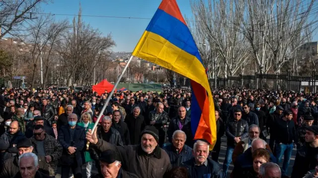 Paşinyan'ın destekçileriyle karşıtları arasında Erivan'da yer yer gerginlikler yaşandı.
