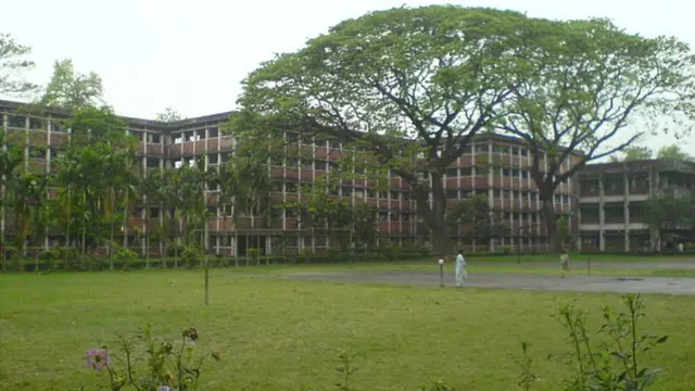 ঢাকা বিশ্ববিদ্যালয়ে শহীদুল্লাহ হলের মূল ভবন। ১৯২১ সালে প্রতিষ্ঠিত এই ভবনের নাম প্রথমে ছিল 'ঢাকা হল'।পরবর্তীতে সালে এটির নাম বদলে রাখা হয় 'শহীদুল্লাহ হল'। এটি ঢাকা বিশ্ববিদ্যালয়ের অন্যতম সবচেয়ে পুরনো একটি হল।