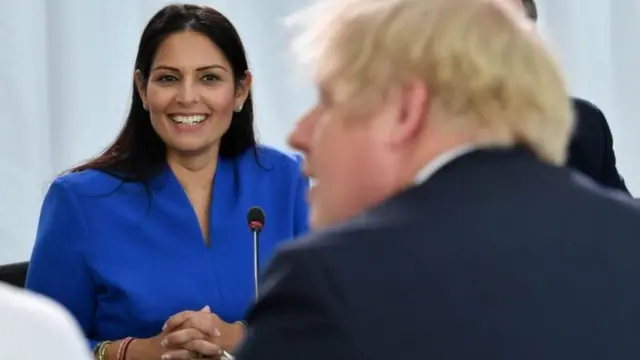 બ્રિટનના સમાજનાં તમામ ક્ષેત્રોમાં ભારત અને દક્ષિણ એશિયાથી આવેલા લોકો મળી જશે. ઉદ્યોગ, વેપાર, ક્રિકેટ અને શિક્ષાનાં ક્ષેત્રોમાં તેમણે ઘણી સફળતા હાંસલ કરી છે