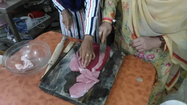 শিক কাবাবের জন্য প্রস্তুত করা হচ্ছে গরুর মাংস